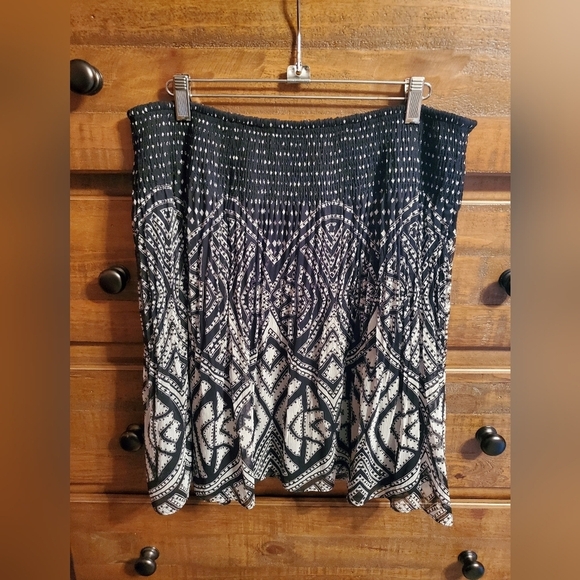 White House Black Market Black and White Lined Abstract Skirt.  Size S - Picture 3 of 6